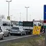 ABD0119_20200317 - NICKELSDORF - ÖSTERREICH: Am Autobahn-Grenzübergang Nickelsdorf (Bezirk Neusiedl am See) ist es am Dienstag nach der durch Ungarn erfolgten Grenzschließung für den Personenverkehr zu Problemen auf österreichischer Seite gekommen: Nach Angaben der Polizei hatte sich am Vormittag ein Lkw-Rückstau von 17 Kilometern gebildet, die Pkw stauten sich fünf Kilometer lang. Im Bild: Situationsübersicht an der Ungarischen Grenze, am Dienstag, 17. März 2020 in Nickelsdorf. - FOTO: APA/HERBERT P. OCZERET