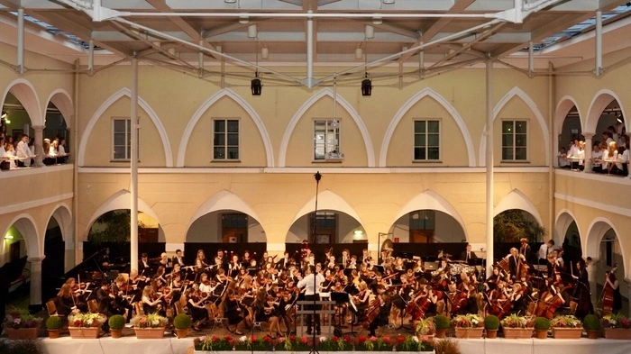 Geprobt wird bis zum letzten Augenblick - alles muss sitzen - bei den 280 Musikern unter der Leitung von Hans Brunner