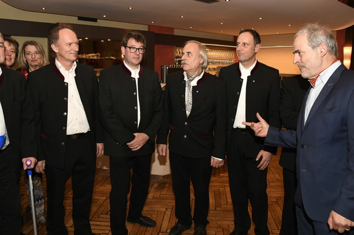 Eine Abordnung des Carinthia Chors unter der Leitung von Bernhard Zlanabitnig und Obmann Karl Klinar bedankten sich für die Unterstützung in der Vergangenheit