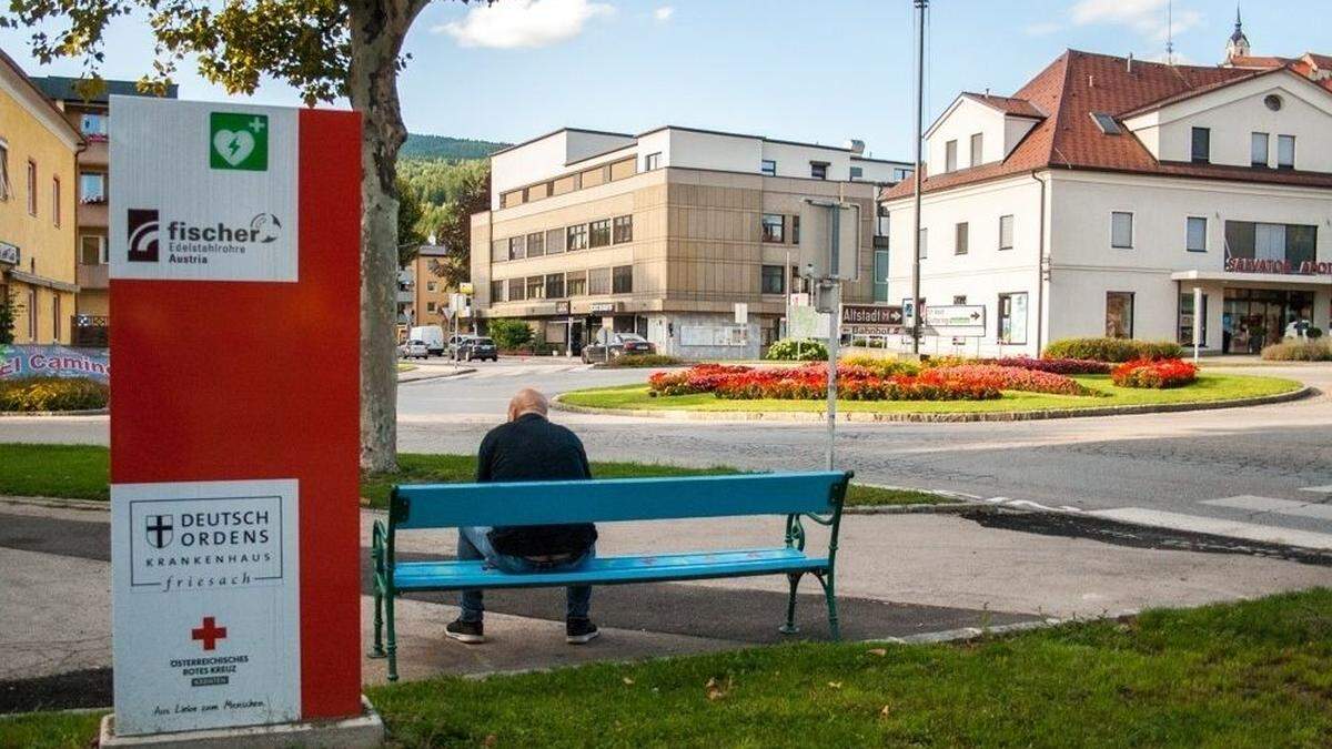 In Althofen findet sich eine Defibrillator-Säule beim Kreisverkehr im Stadtzentrum 