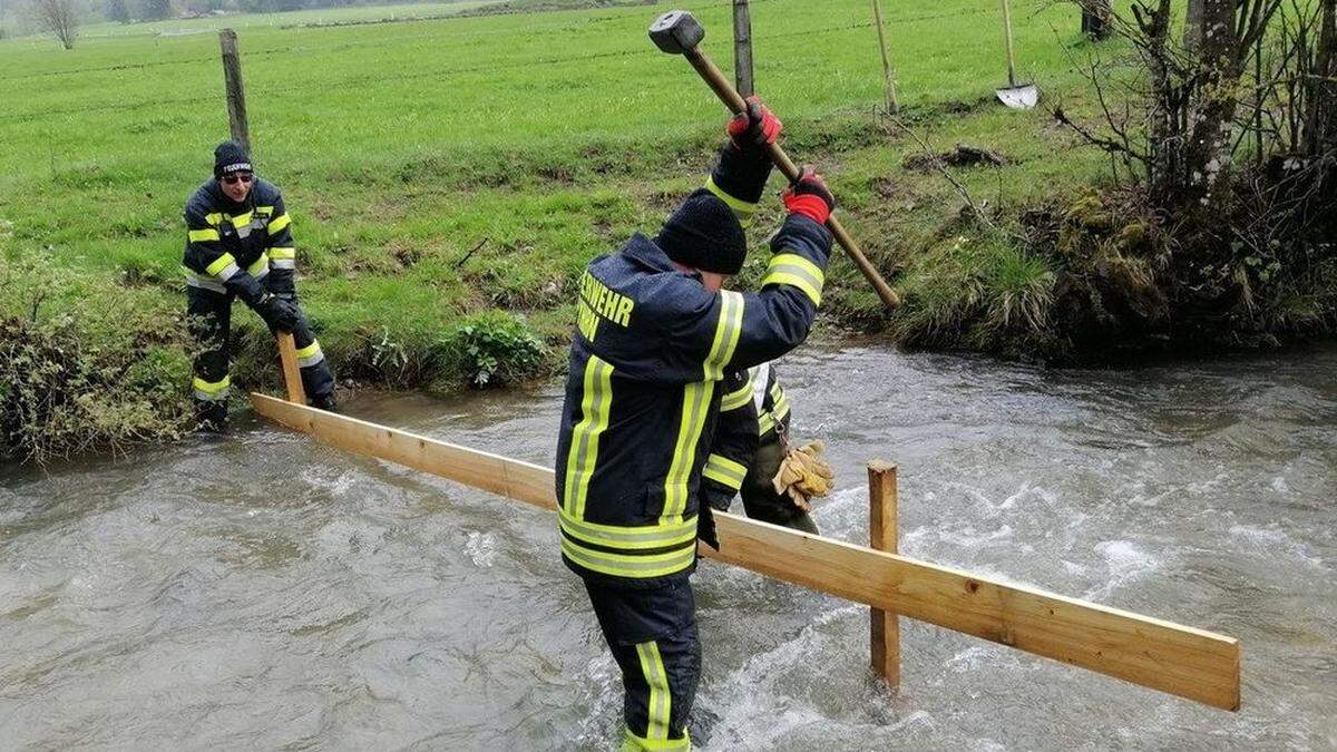 Im frostig kalten Pyhrnbach wurden von den Feuerwehrleuten mehrere Ölsperren errichtet