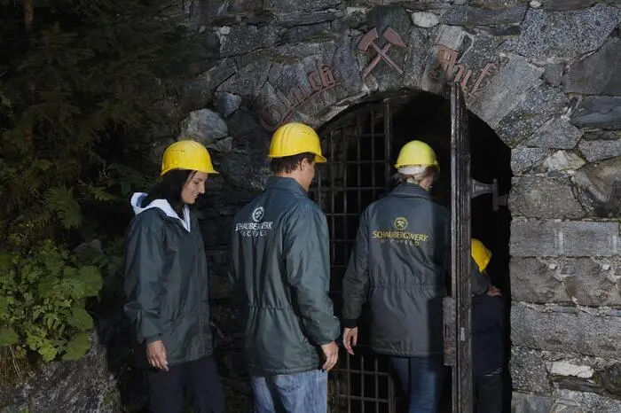 Nationalpark Hohe TauernDer Salzburger Nationalpark-Teil lädt zu einer Reise in das Tauernfenster: Das umfunktionierte Kupferbergwerk Hochfeld gibt BesucherInnen einen Einblick in die Entstehung des geologischen Tauernfensters. Im Nationalpark Hohe Tauern Tirol geht es hoch hinaus ins ewige Eis: Die vergletscherten Gipfel der Venedigergruppe zeigen sich bei dieser anspruchsvollen Tagestour am Gletscherlehrweg in ihrer vollen Pracht. Wenn es im Tal heiß wird, dann ist eine Abkühlung beim Höhen-Wandern einfach nur herrlich.