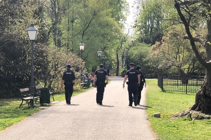 Die Polizei ist präsent und kontrolliert, ob Sicherheitsabstände eingehalten werden