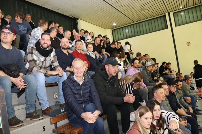 Nach den Vorrunden und der Finalrunde am dritten Tag standen die Teams von SanSirro und Hervis Sport Rosental im großen Finale vor über 1000 Besuchern in der Sporthalle Köflach.