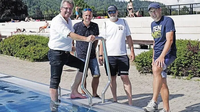 Bürgermeister Peter Koch, Fachbereichsleiter Immobilien Gernot Schwimmer, Bademeister Wolfgang Zöhrer und Sportreferent Christian Mayer vor der Tribüne