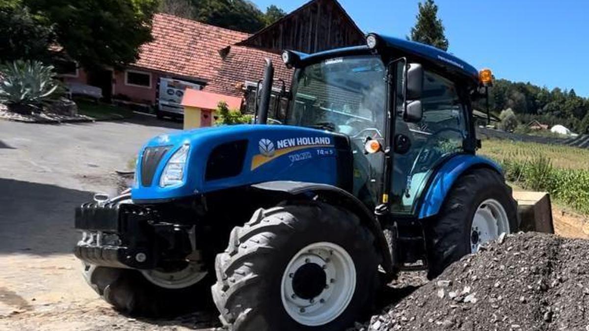 Der Traktor, den die Täter auf äußerst dreiste Weise gestohlen haben: Kennzeichen SO 327 DN, Marke New Holland T4 75 S