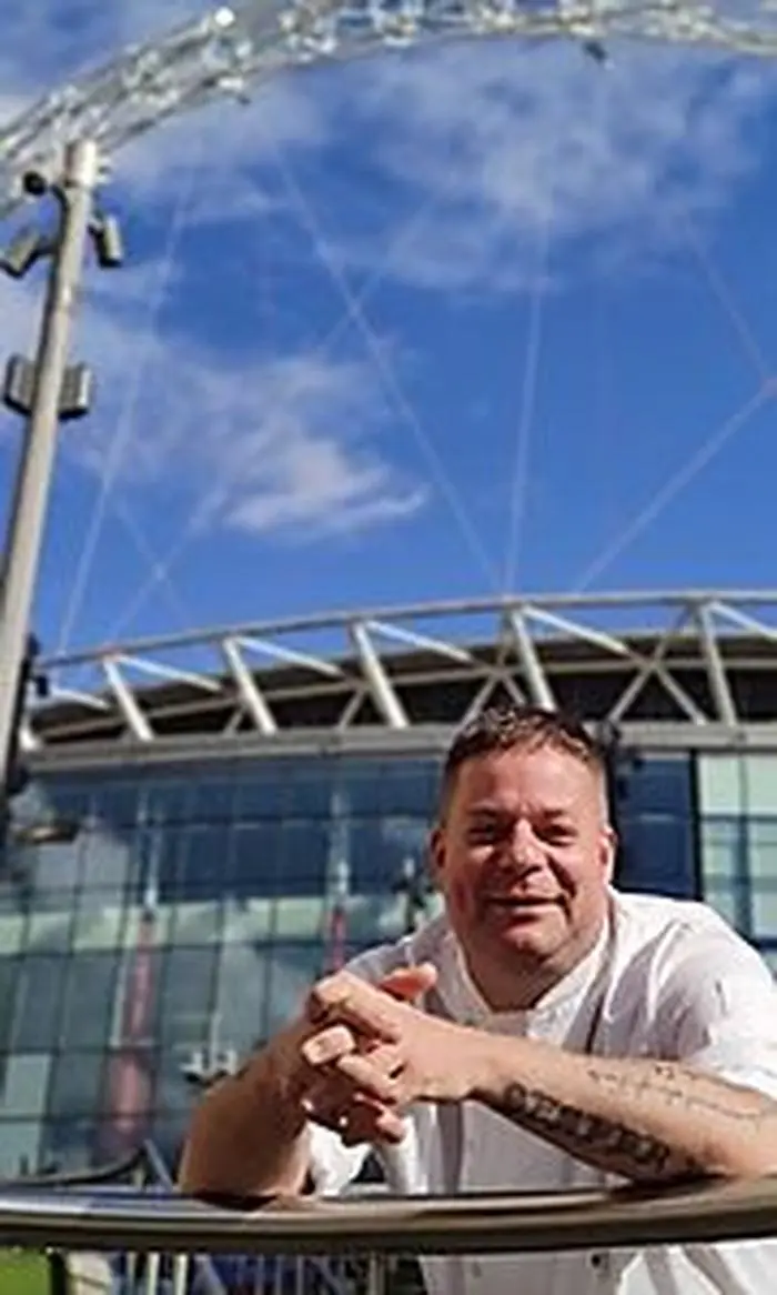 "Mit der WM in Brasilien verbinde ich, abends mit Cocktails am Strand zu sitzen, während Bastian Schweinsteiger nebenan Basketball spielt", blickt Stefan Pappert (hier vor dem Wembley Stadion) auf einen Höhepunkt seiner Zeit als Koch bei Fußball-Großveranstaltungen zurück.