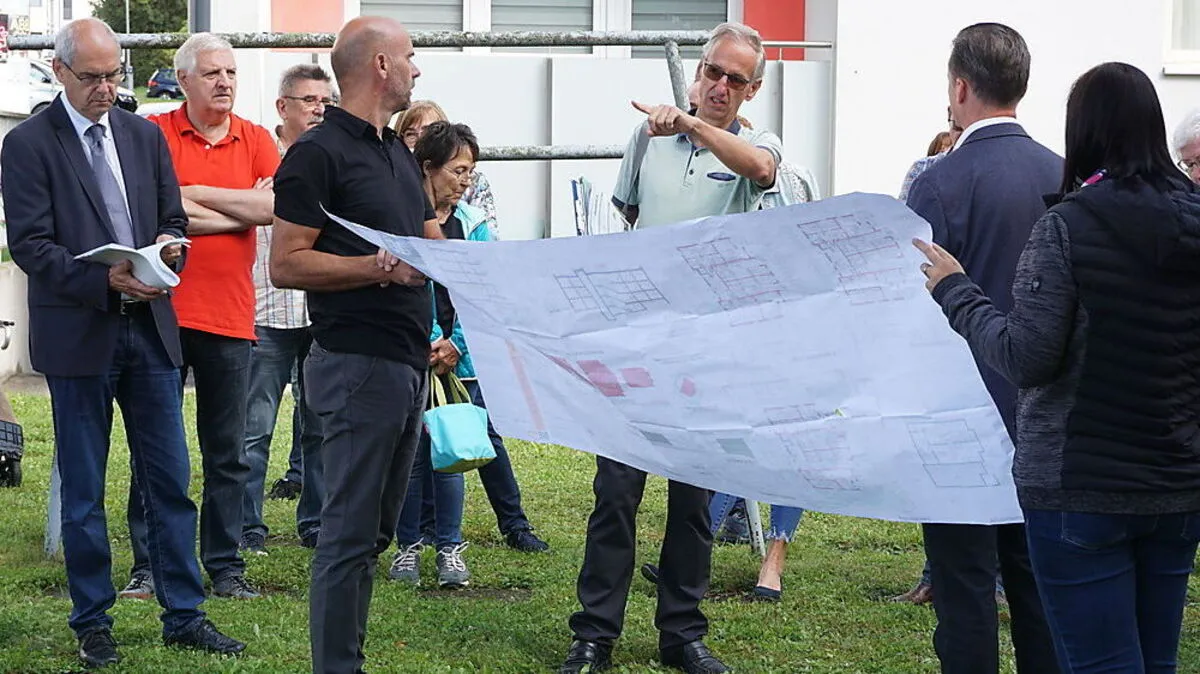 Grün-Gemeinderat Christoph Wallner (Mitte) mit Anrainern bei der Bauverhandlung im Juli 2020