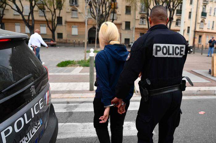 Eine Drogenabhängige wird von der französischen Polizei verhaftet