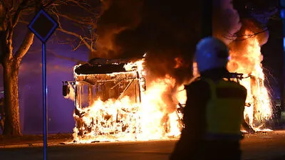 Autos und selbst Gebäude wurden abgefackelt 