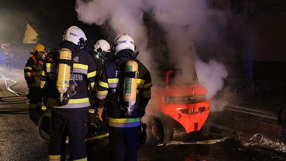 Ein Hubstapler geriet aus unbekannter Ursache in Brand