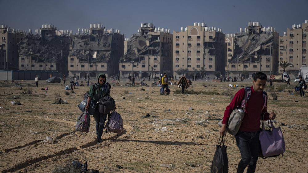 Palästinenser fliehen aus Khan Younis im Gaza-Streifen