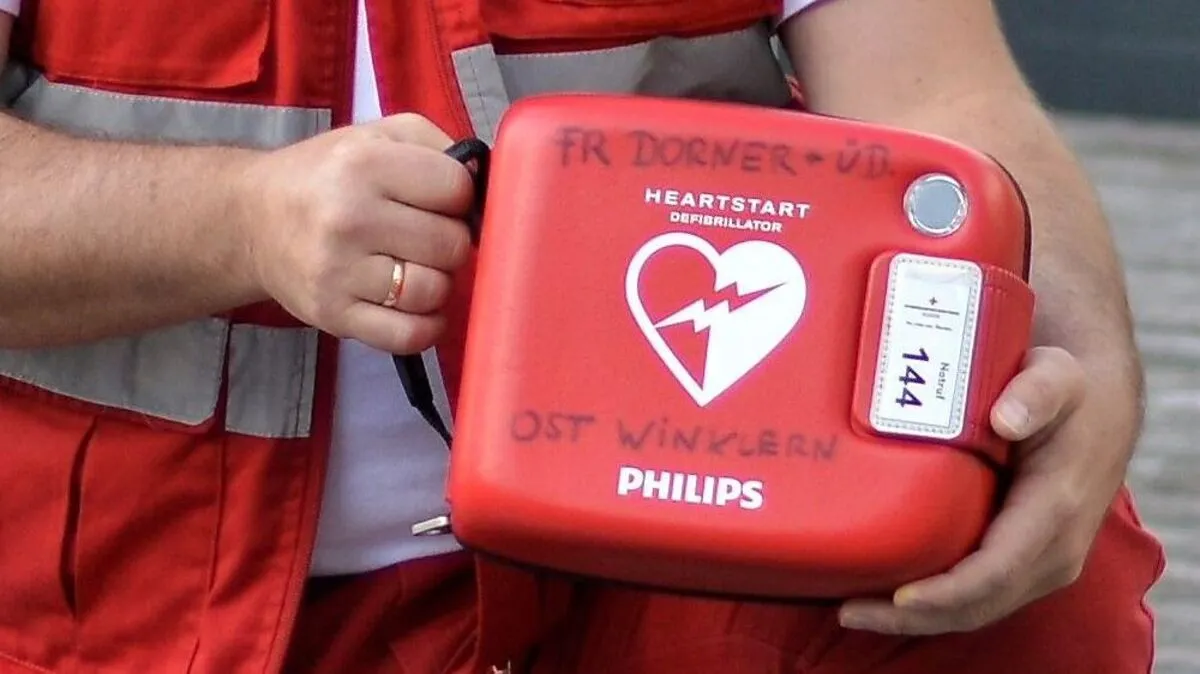 Der halbautomatische Defi gehört zur Ausrüstung eines First Responders