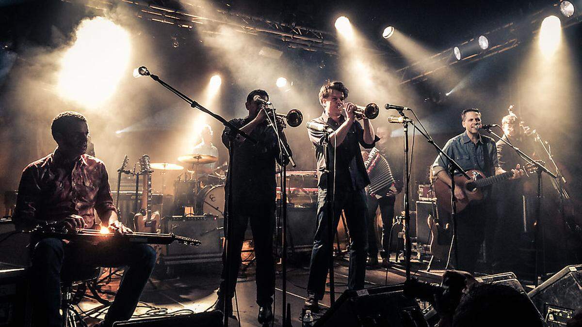 Große Band, große Besetzung. Die sieben Musiker von „Calexico“ auf der Bühne.