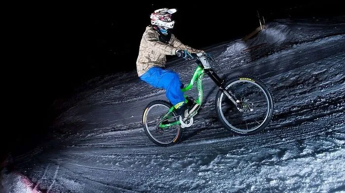 Auf zwei Rädern an die Grenzen gehen. Das Schnee-Radrennen am Hochstein verspricht Action 