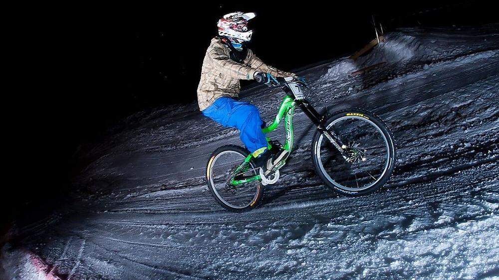 Auf zwei Rädern an die Grenzen gehen. Das Schnee-Radrennen am Hochstein verspricht Action 