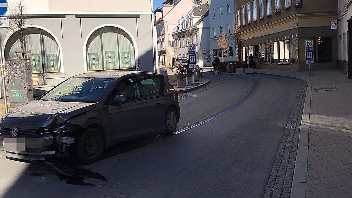 Der Lenker aus Graz-Umgebung ist mit seinem Auto in den Gastgarten eines Lokals gefahren