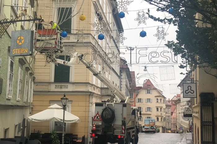 "Frohes Fest" - in wenigen Wochen wird die Weihnachtsbeleuchtung in der Stadt erstrahlen.