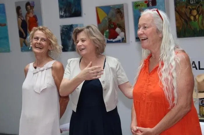 Organisiert von der Künstlerin und Initiatorin des Kunsthauses, Michaela Lukmann alias Arthena Maxx, sind zwei Solo- und zwei Gruppenausstellungen zu besichtigen. 