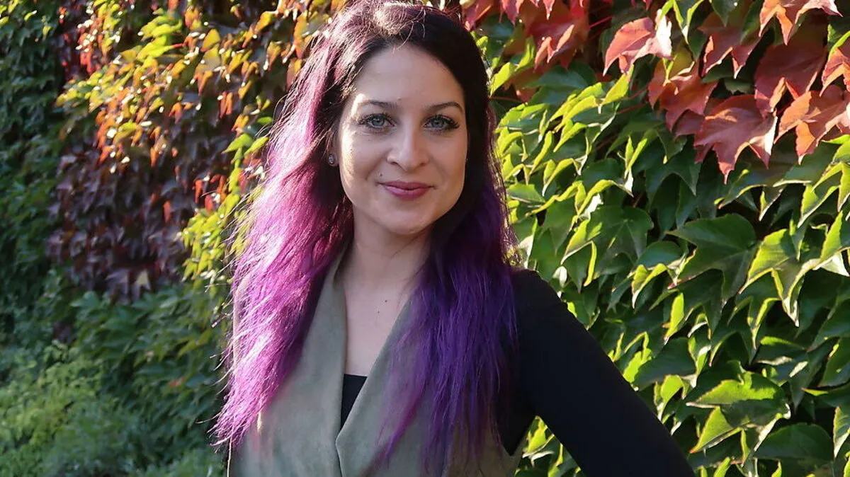 Mit ihren violetten Haaren hebt sich Bianca Holzmann von ihren Schlagerkollegen ab