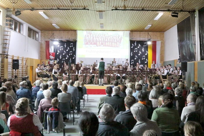 Gesichtet wurden unter anderen „Hausherr“ Bürgermeister Peter Grabner, Musikschuldirektor Johann Burgstaller, Pfarrer Erwin Schottak, Blasmusikverband-Bezirksobmann Waldemar Wurzer, Organisationsreferent Gebhard Schober sowie Obmann Adolf Schrittesser mit Stellvertreterin Sonja Engl. 