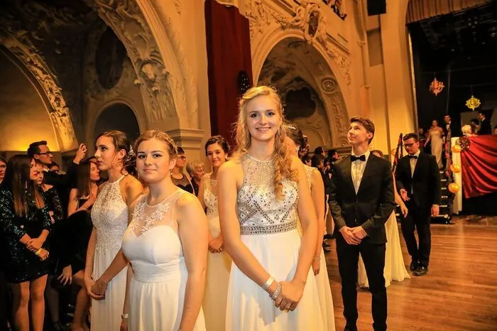 Ganz im Stil a lá James Bond präsentierten die Maturantinnen und Maturanten mit ihren Tanzpartnern, angefeuert und unterstützt von Freunden und Familie, die von der Tanzschule Dietrich einstudierte Polonaise.