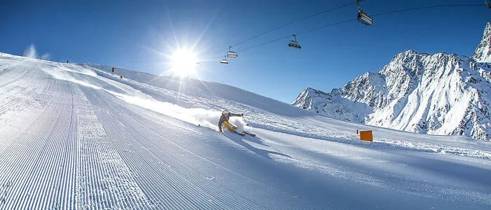Ein Skifahrer auf einer Piste in Osttirol