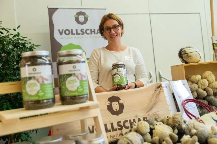 Vollschaf. Familie Schlöglmann stellt mit „Vollschaf“ Düngepellets aus Schafwolle her. Da der gewinnbringende Verkauf von Schafwolle aufgrund des kleinen Absatzmarktes schwierig ist, fokussierte man sich auf die Düngewirkung der Schafwolle. Die Rohwolle wird mithilfe von Mikroorganismen im Erdreich langsam zersetzt, wodurch Nährstoffe den Pflanzen in leicht aufnehmbarer Form zur Verfügung. www.vollschaf.at