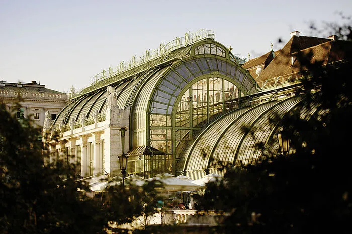 Hofburg. 19 Höfe, 18 Trakte, viele Museen, die Nationalbibliothek – in Wahrheit kann man in der riesigen Palastanlage, in der rund 5000 Menschen wohnen oder arbeiten, Tage verbringen, ohne dass einem fad wird. Schöner Ausklang: das Palmenhaus im Burggarten. 