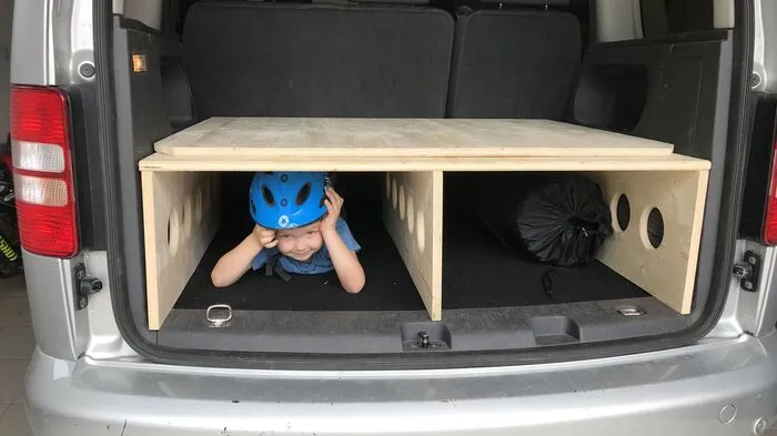 Das Gestell in den Kofferraum, die Kinder eingepackt und los geht's!