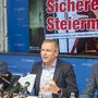 FP-Chef Mario Kunasek (Mitte) im eigenen „TV-Studio“ des  Landtagsklubs (mit Polizeigewerkschafter Reinhold Maier und Burgenlands Vize-LH Johann Tschürz)