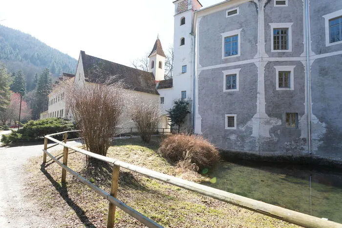 Die älteste Abschnitte des Schlosses ließen die Rabensteiner im 13. Jahrhundert erbauen. Erhalten wurde die stimmungsvolle Hofsituation und auch Teile des Wassergrabens, der heute der Fischzucht dient.