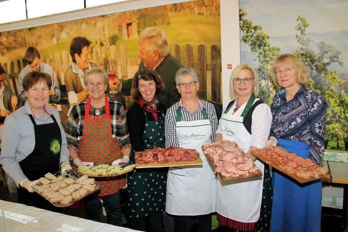 Kulinarisch wurden die vielen Gäste von culinarius Event Catering, Mooskirchner Käse von Familie Klug, Fleisch und Schinkenspezialitäten von den Buschenschänken Dokter, Zach und Kremser-Greitbauer verwöhnt. Frisch gebackenes Brot konnte man von Briggler‘s Hofladen (Mooskirchen) und Kathi‘s Hofladen (Ligist) genießen.