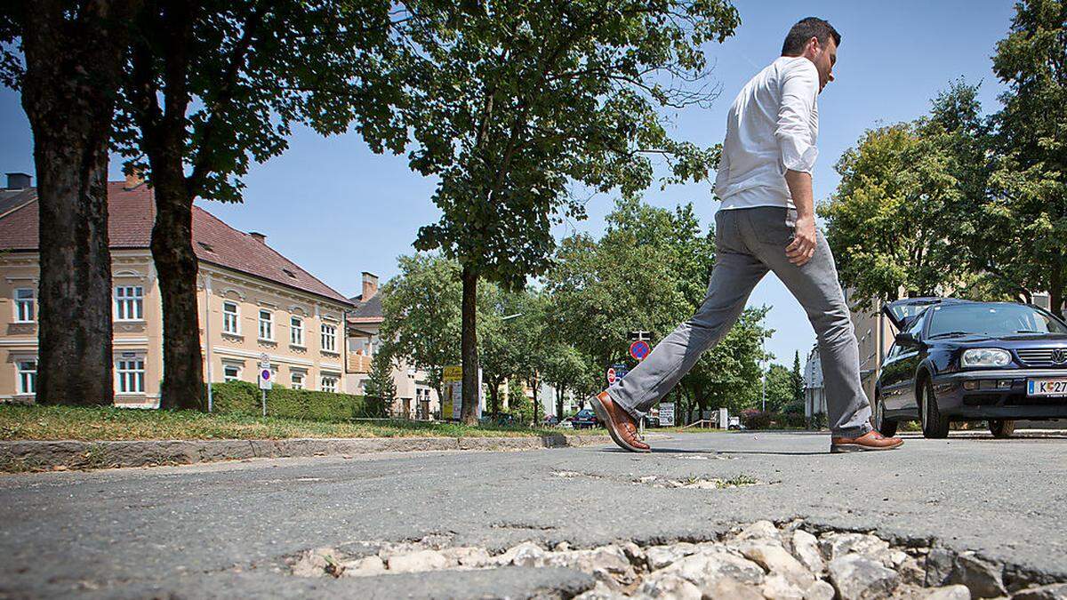 Fahrbahnschäden werden ausgebessert.