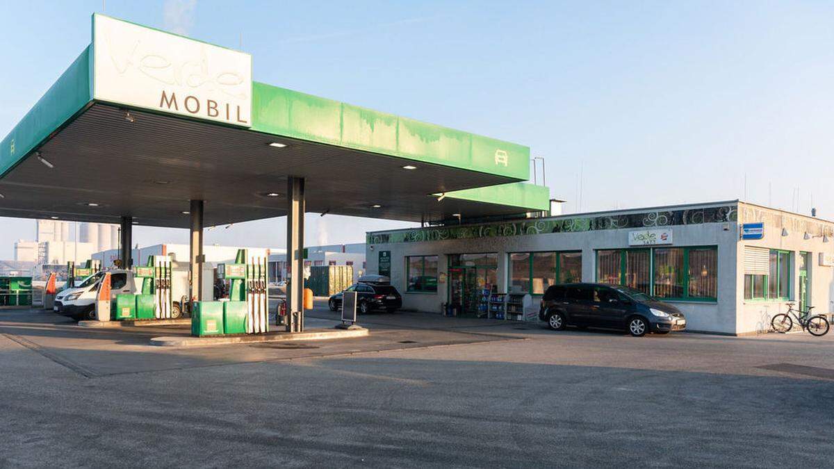 Bei dieser Tankstelle in Ennsdorf wurde der Verletzte entdeckt