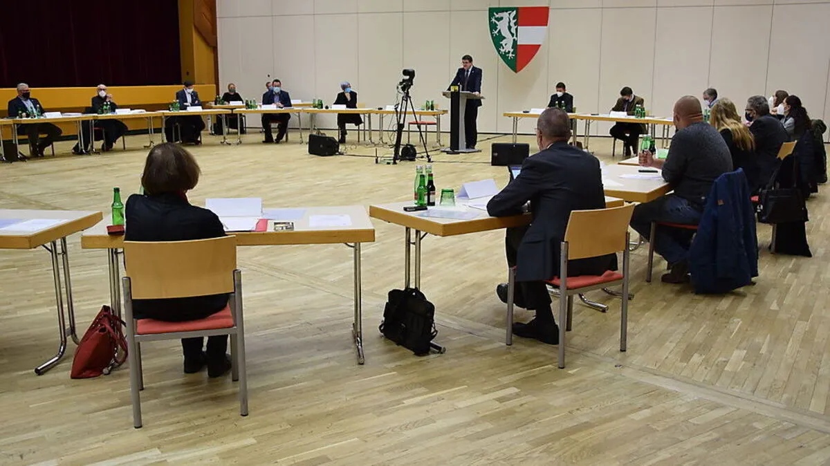 Coronabedingt traf sich der Gemeinderat wieder in der Fürstenfelder Stadthalle