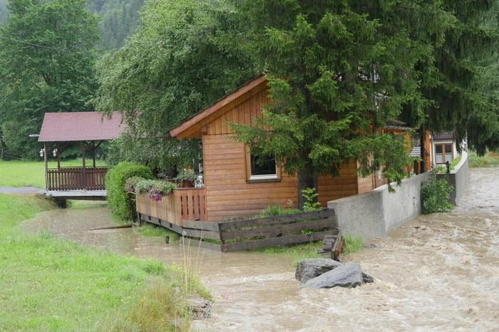 Siedlungen wurden überschwemmt, Häuser waren bedroht.