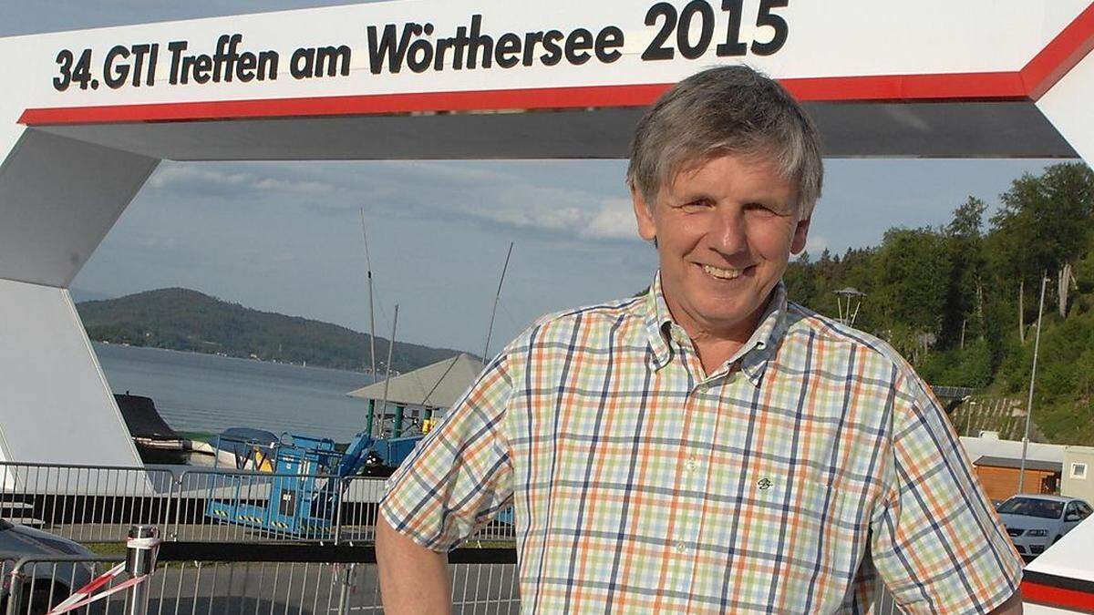 Bürgermeister Markus Perdacher hat Reparturen am GTI-Treffen vorgenommen