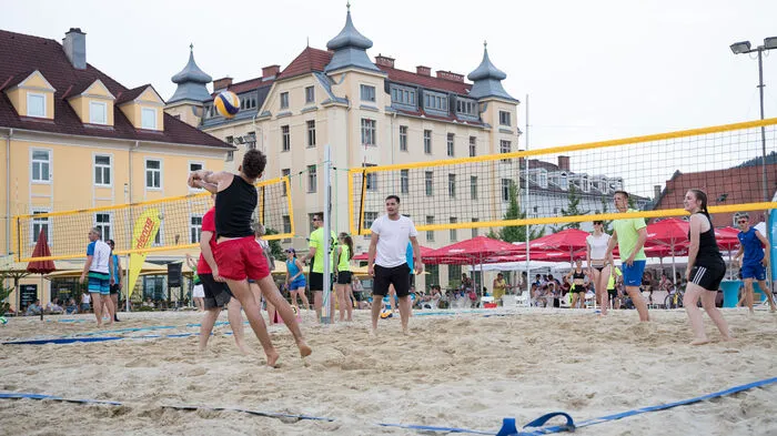 Er gehört zu Beach an der Mur wie der Sand, die Rede ist vom beliebten Beachvolleyball-Bewerb, der am Donnerstag stattfand. Mit dem Fußball-Tag geht am Freitag die diesjährige Ausgabe der Brucker Kultveranstaltung weiter.