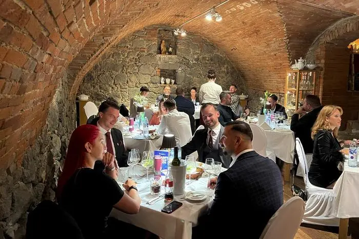 Diese ergebe sich auch durch die zahlreichen Gäste, Sponsoren und Klubmitglieder, die sich in Wippl‘s Hofbergstubn einfanden, so Zotter. Ebenso waren viele Mitglieder des Rotary Clubs, des Round Table Austrias, des Soroptimist International oder der Leo Clubs aus der Region dabei