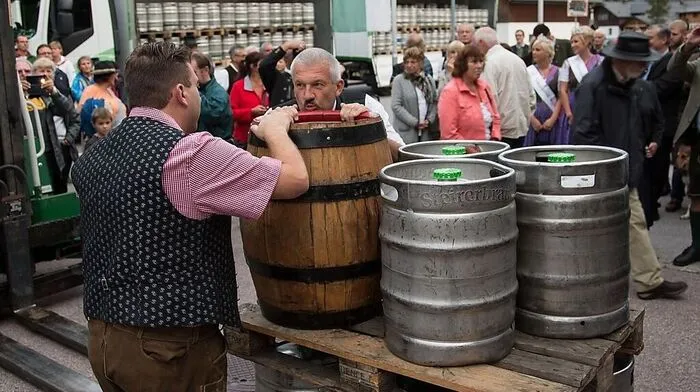 Angezapft wird das Fass, das mit Bierkuss begrüßt wird