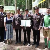 Johann Hirzabauer (ehemaliger Kommandant) bekam das goldene Verdienstkreuz des Landes Steiermark verliehen, hier mit Ehrengästen beim Festakt