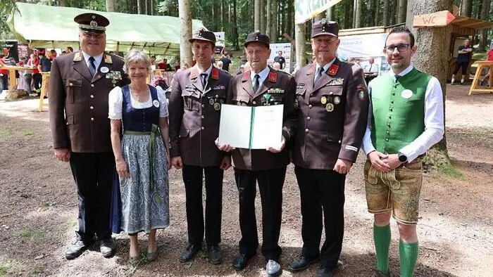 Johann Hirzabauer (ehemaliger Kommandant) bekam das goldene Verdienstkreuz des Landes Steiermark verliehen, hier mit Ehrengästen beim Festakt