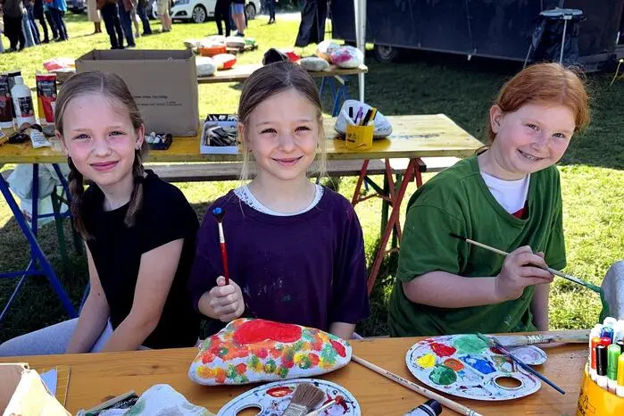 Alle Kinder der örtlichen Bildungseinrichtungen, heimische Institutionen und BürgerInnen der Gemeinde bemalten oder gestalteten in den letzten Tagen ihren ganz persönlichen Friedensstein