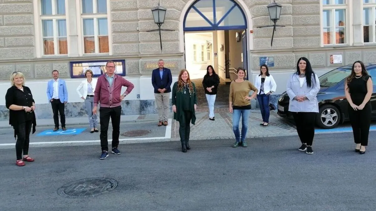 Die Pop-up-Fördernehmer Pietschnig-Dohr, Flaggl, Ebner, Thonhauser, Schatz und Barna (von links in der ersten Reihe), dahinter Vertreter von Politik und Gemeinde sowie Koordinatorin Radl-Rebernig (hinten rechts) 