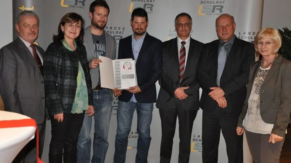 Pflichtschulinspektor Georg Scharnagl, Landesrätin Beate Palfrader, Volksschullehrer Andreas Kehrer, Schulleiter Martin Salcher, Wolfgang Oebelsberger (Fachinspektor für Bewegung und Sport), Reinhold Raffler, Direktor des Landesschulrates und seine Stellvertreterin Karin Brandl