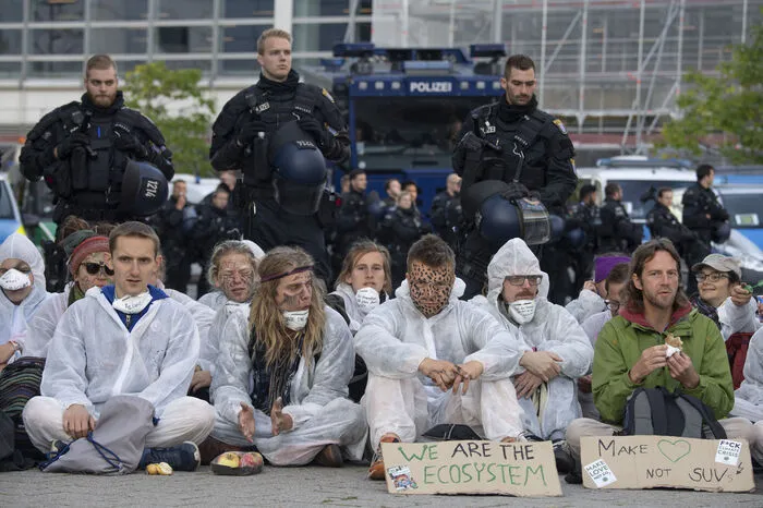 Schon am Samstag hatten Tausende Menschen vor den Toren der IAA für eine Wende zu klimafreundlichem Straßenverkehr demonstriert.
