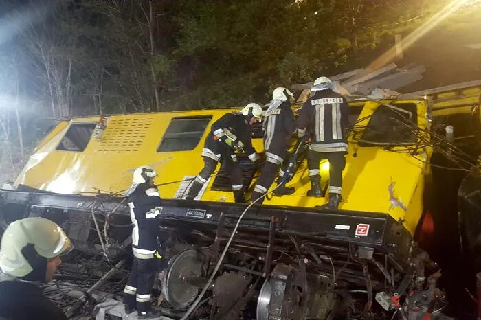 Mehrere Arbeiter wurden dabei eingeklemmt. Für zwei von ihnen kam jede Hilfe zu spät.