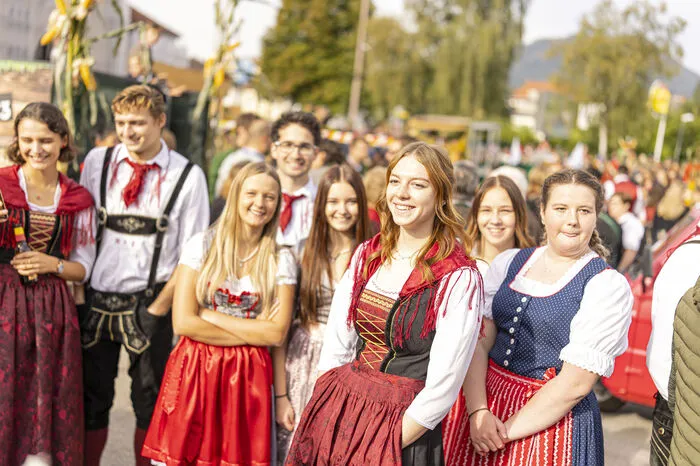 Die Stimmung war großartig, Tausende Besucher säumten beim Eröffnungsumzug die Straßen