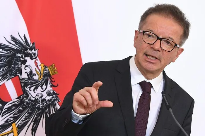 "Ich wäre wirklich sehr, sehr glücklich, wenn es die Impfung bis Jahresende, Anfang des nächsten Jahres geben würde." - Es wird länger dauern, warnt Gesundheitsminister Rudolf Anschober (Grüne).